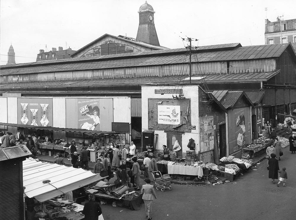 L'extérieur de l'ancien marché avant 1956 (AMBC).