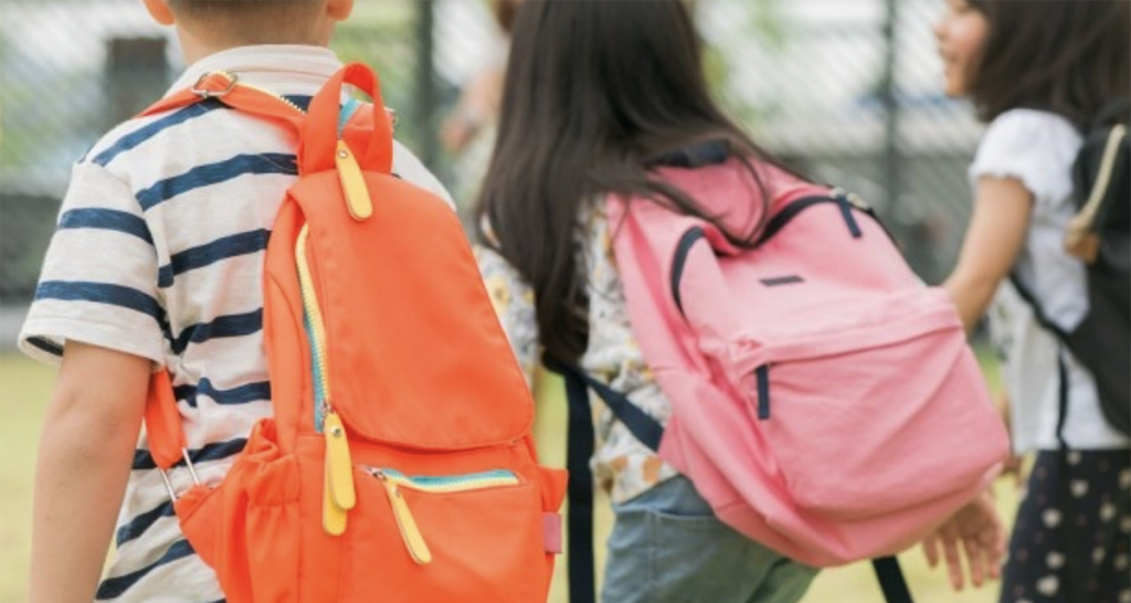 Enfant allant à l'école