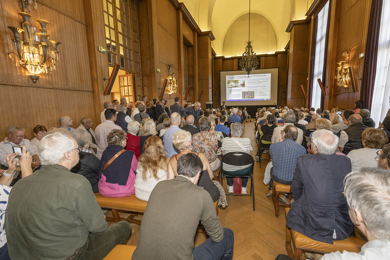 PHOTOS : RÉUNION PUBLIQUE SUR LA HALLE DU MARCHÉ PROVISOIRE