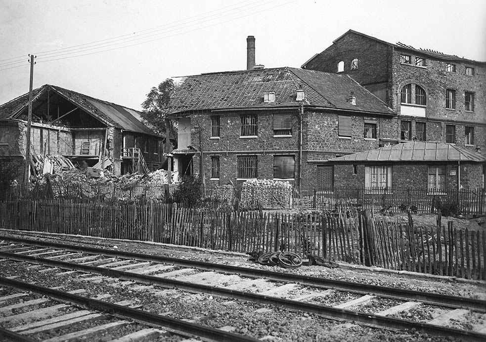 L'usine Guerlain en partie détruite après les bombardements de 1943 (AMBC).